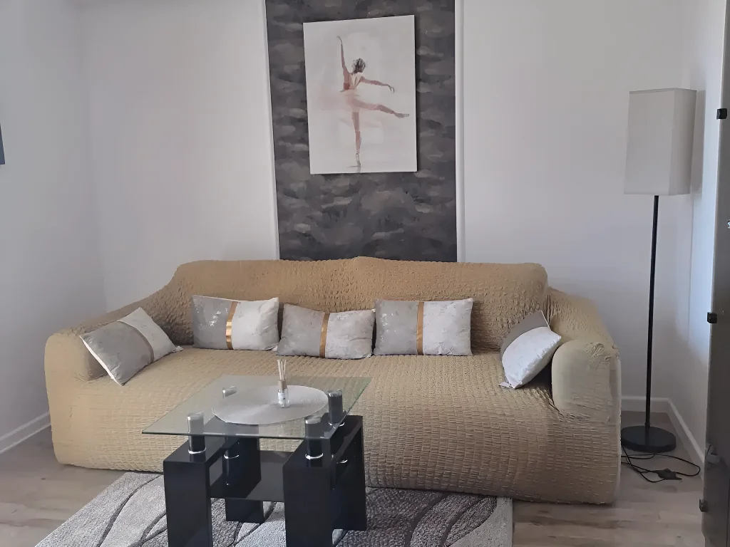 living primitor cu canapea apartament inchiriere Sector 4 Bucuresti
